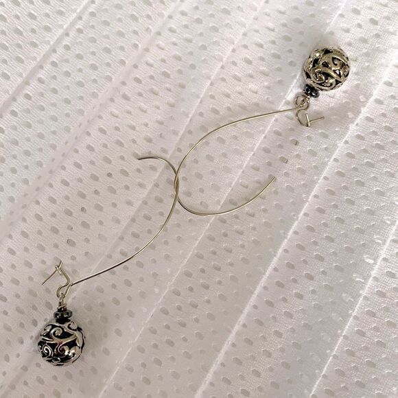 EARRINGS ball filigree topped with hematite disc all silverplated - Picture 1 of 5